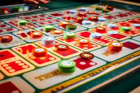Baccarat Langsung — hasil kartu divisualisasikan real-time oleh dealer. Antarmuka baccarat langsung dengan tangan pemain dan bankir